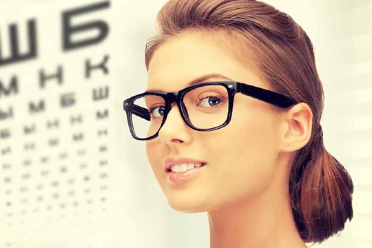 Очко картинки. Оптика очки. Реклама очков для зрения. Оптика очки для зрения. Реклама оправы для очков.